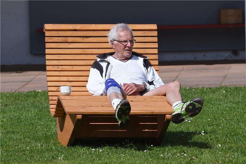 So entspannt sitzt Walter Betz nur auf der Anlage des TC Tübingen, wenn er sich ein Spiel ansieht. Noch immer trainiert der 83-Jährige fast täglich mit seinen Tennisschülern.Bild: Ulmer