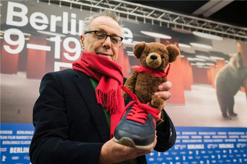 So kennt man ihn: mit rotem Schal, Sneaker aus dem Berlinale-Shop, Bär  Berlinale-Chef Dieter Kosslick. Foto: ODD ANDERSEN