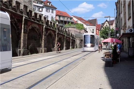 So könnte die Stadtbahn im nächsten Jahrzehnt durch die Tübinger Mühlstraße fahren. Foto: Screenshot Video Stadt Tübingen