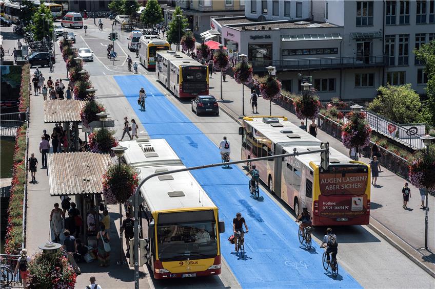 So könnte es mal aussehen auf der Tübinger Neckarbrücke: Radfahrer hätten eine extra Fahrbahn in der Mitte. Bilder und Montage: Ulrich Metz