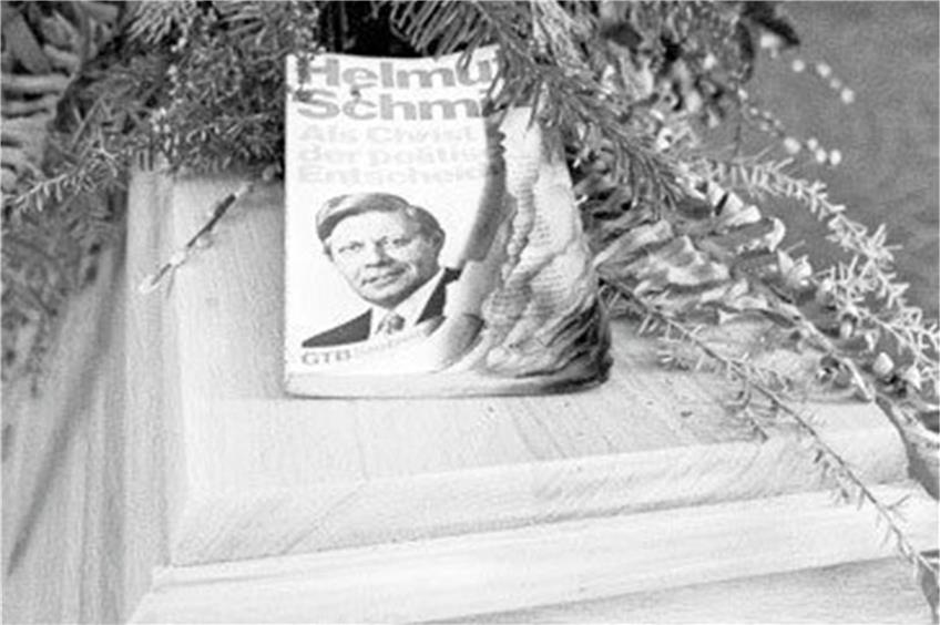 So musste ihm Helmut Schmidt doch noch die letzte Ehre erweisen: Das verkohlte Buchexemplar auf dem Gründler-Sarg.Archivbild