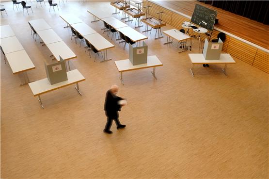 So sieht pandemiegerechtes Wählen in Mössingen aus: Im Wahllokal in der Quenstedt-Aula gaben über den Tag insgesamt 480 Wählerinnen und Wähler ihre Stimmen ab.Bild: Uli Rippmann