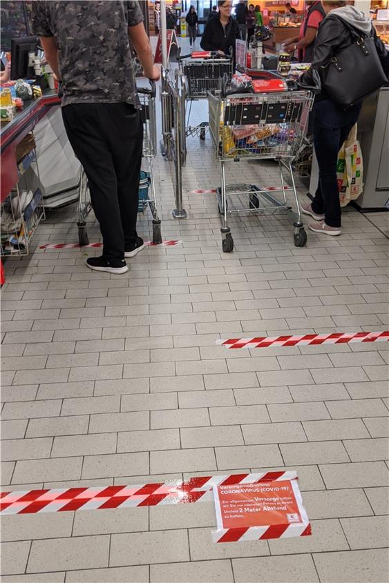 So sollen die Kunden Abstand halten: Absperrband auf dem Boden der Rottenburger Kaufland-Filiale. Bild: Hans-Jörg Schweizer