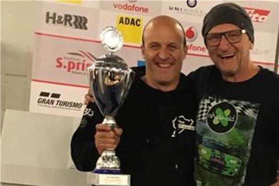 So strahlen Sieger: Bernd Albrecht (links) aus Hirrlingen und sein Teamkollege Titus Dittmann nach ihrem Sieg beim 8. Lauf der VLN-Langstrecken-Meisterschaft auf dem Nürburgring.Privatbild