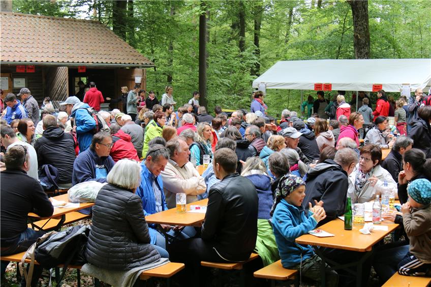 So voll wie an der Kiebinger Hütte war es am 1. Mai auch an der Dünnbachhütte und auf der Weilerburg. Bild: Bernhard