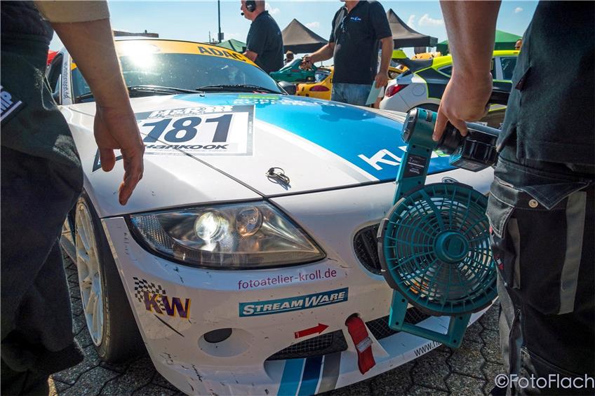 Sogar das Auto braucht Luftzufuhr: Der Z4 des Ofterdinger W&S-Motorsport-Teams beim Boxenstop auf dem Nürburgring. Privatbild