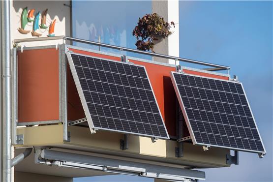 Solarmodule für ein sogenanntes Balkonkraftwerk hängen an einem Balkon. Foto: Stefan Sauer/dpa