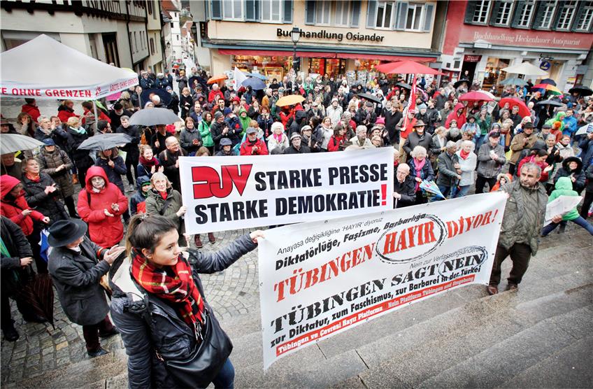 Solidarität auf dem Holzmarkt mit der türkischen Opposition im durch Präsident Erdogan stets verlängerten „Ausnahmezustand“.Bilder: Faden