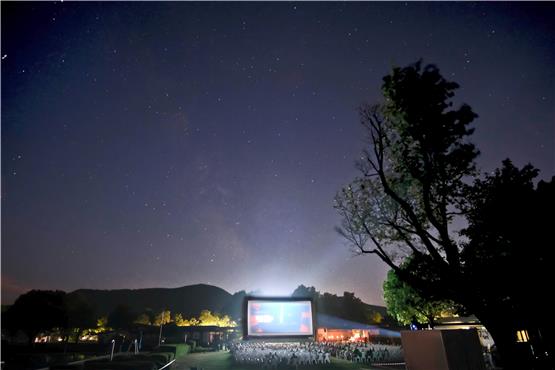 Sommernachtsidylle mit Sternenhimmel beim Open-Air-Kino im Mössinger Freibad, hier am Samstag beim James-Bond-Film. Bild: UlI Rippmann