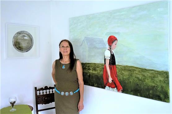 Sonja Streng vor einem der Rotkäppchen-Bilder in der Art-Road-Way-Kunstschule. Bild: Andreas Straub