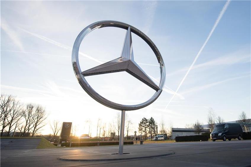 Sonne geht hinter einem Mercedes-Stern auf. Foto: Sebastian Gollnow/Archiv dpa/lsw