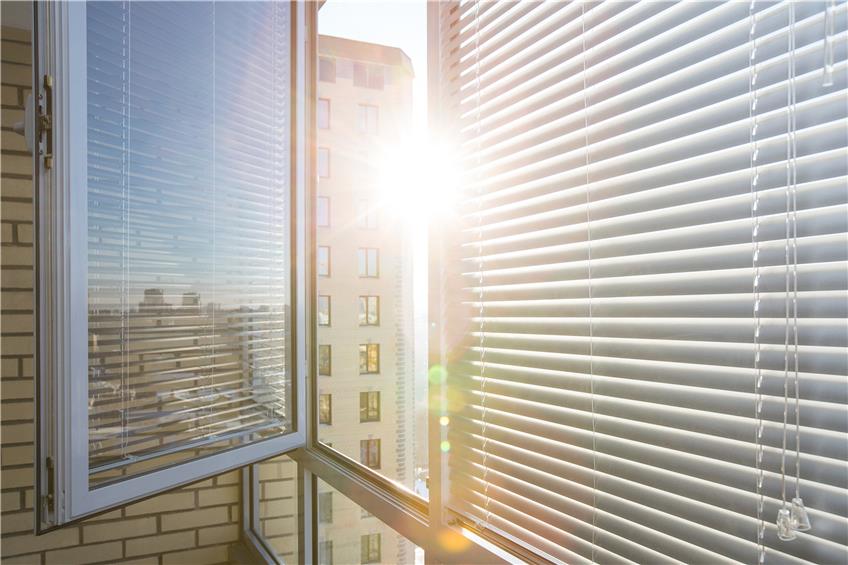 Sonnenschutz für die Fenster, Lüften nur abends oder nachts – auf diese Weise bleibt die Sommerhitze draußen. / fotolia.com © marilook