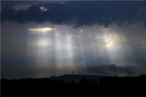 Sonnenstrahlen dringen durch Wolkenlücken. Foto: Karl-Josef Hildenbrand/dpa/Symbolbild