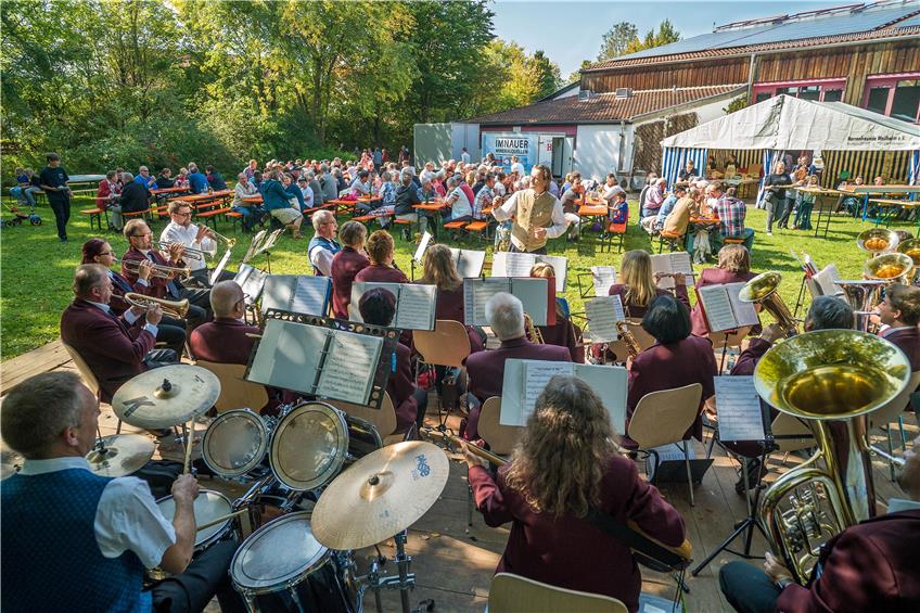 Sonniges Septemberwetter lockte Hunderte Besucher zum Oktoberfest der Narrenfreunde Weilheim an die Rammerthalle. Bild: Metz