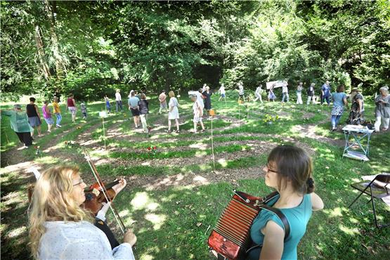 Sonst ein Ort der Reflexion und innerer Einkehr: Handgemachte Musik und viel Lebensweisheit belebten das Tübinger Labyrinth. Bild: Anne Faden