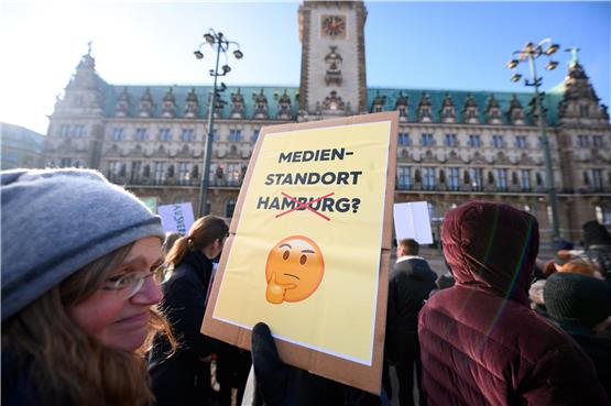 Sorge um den Medienstandort: Proteste auf dem Rathausmarkt. Bild: Jonas Walzberg/dpa