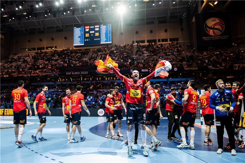 Spaniens Jorge Maqueda bejubelt mit seinen Mitspielern die erfolgreiche Titelverteidigung. Foto: Johanna Lundberg/dpa