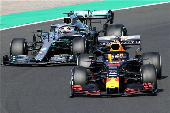 Spannendes Duell um den Sieg: Lewis Hamilton attackiert den Führenden Max Verstappen. Foto: Ferenc Isza/afp