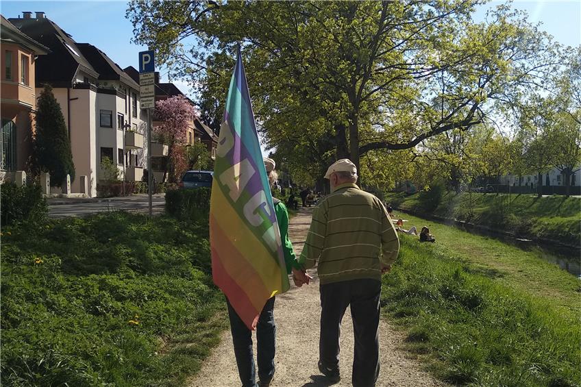 Spaziergang mit Friedensfahne entlang der Steinlach. Privatbild