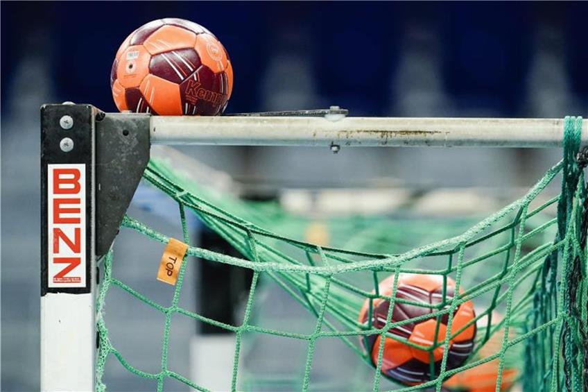 Spielbälle liegen im Netz eines Handball-Tors. Foto: Uwe Anspach/dpa/Symbolbild