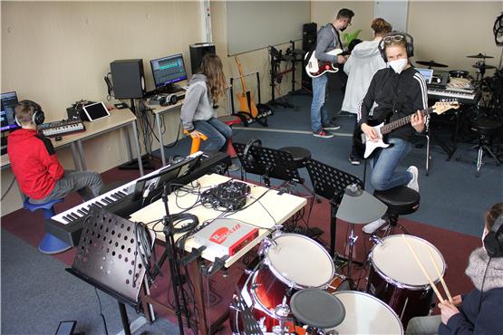 Spielplatz statt Unterrichtsatmosphäre: An der Gitarre im Vordergrund Beate Sauter, im Hintergrund Sven Edler mit Bass. Bild: Moritz Siebert
