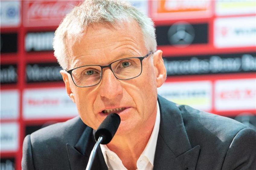 Sportvorstand des VfB Stuttgart Michael Reschke spricht während einer Pressekonferenz. Foto: Sebastian Gollnow/Archiv dpa