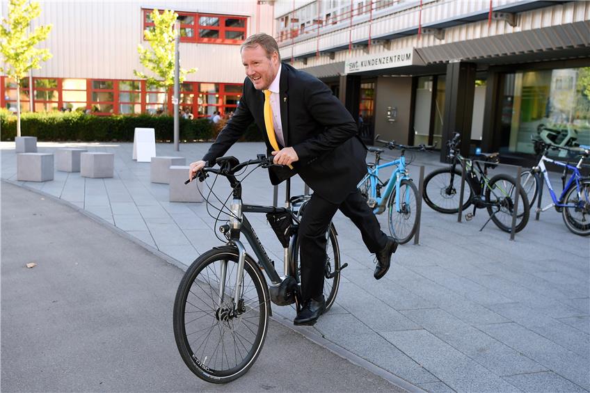 Spradley und Tübingen – das schien zu passen. Der Trainer fuhr mit dem E-Bike durch die Stadt. Bild: Ulmer