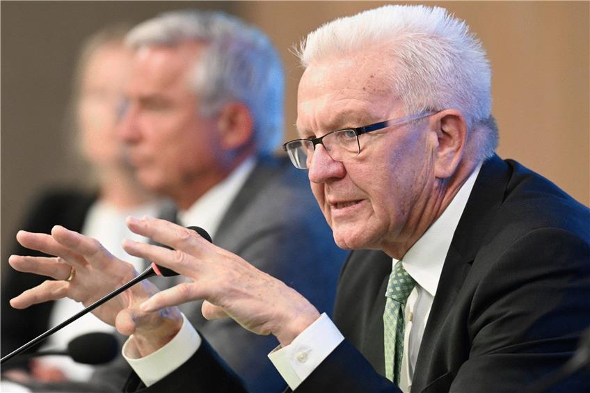 Sprechen von einem „guten Paket“: Baden-Württembergs grüner Ministerpräsident Winfried Kretschmann (rechts im Bild) und Vize-Regierungschef Thomas Strobl (CDU).    Foto: Bernd Weissbrod/dpa