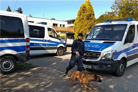 Spürhunde unterstützten gestern Morgen die Polizeibeamten bei der Hausdurchsuchung im Fasanenweg in Rottenburg. Bild: Schweizer