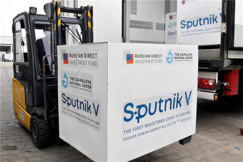 Sputnik V in der EU: Ungarn hat das Vakzin bereits zugelassen, Kisten in einem Lagerhaus des Budapester Pharmagroßhändlers Hungaropharma  Foto: Zoltan Mathe/MTI/AP/dpa