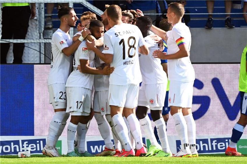 St. Paulis Mannschaft bejubelt den Treffer zum 0:3 durch Daniel-Kofi Kyereh (3.v.l). Foto: Uli Deck/dpa