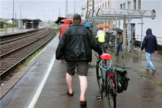 Stadtbahn-Spaziergang im strömenden Regen – hier am Reutlinger Hauptbahnhof. Bild: Horst Haas
