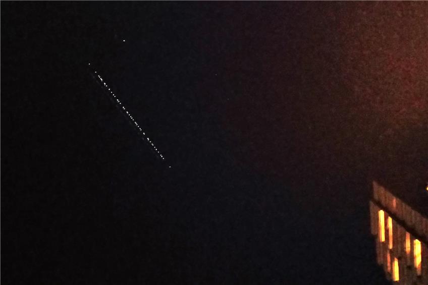 „StarLink“-Satelliten am Abendhimmel über Waldhäuser Ost. Leserbild: Wolfgang Wettlaufer