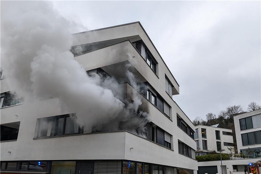 Starker Rauch dringt aus dem betroffenen Gebäude. Bild: Michael Weber
