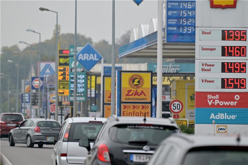 Starker Verkehr herrscht an der „Tankmeile" in Wasserbillig in Luxemburg. Viele Deutsche tanken mittlerweile günstiger im Ausland.