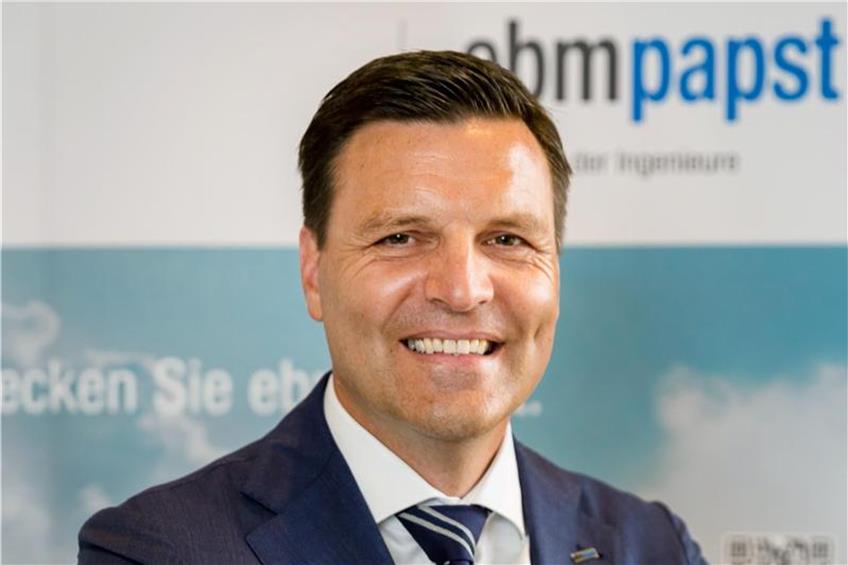 Stefan Brandl, Vorstandsvorsitzender von ebm-papst, schaut in die Kamera. Foto: picture alliance / Michael Hertel/dpa