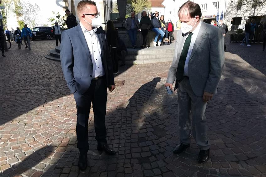 Stefan Wörner (links) ist neuer Bürgermeister von Pfullingen, sein Konkurrent Martin Fink (rechts) unterlag ihm am Sponntagabend deutlich. Bild: Thomas de Marco