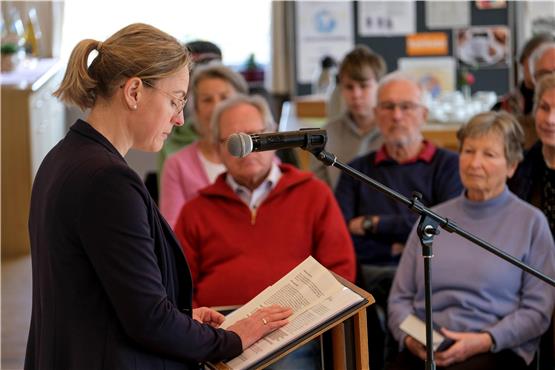 Stefanie Eidher liest beim Literaturgottesdienst in Nehren aus dem Buch Hiob. Bild: Uli Rippmann
