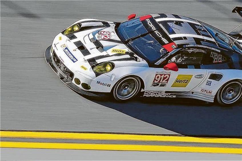 Steilkurve mit einer Neigung von satten 31 Grad: der neue Porsche 911 RSR bei dem 24-Stunden-Rennen auf dem legendären Daytona International Speedway. Foto: hochzwei