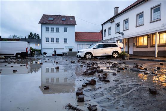 Steine wurden bei einer Überflutung in der Gemeinde Bisingen herausgerissen. Foto: Silas Stein/dpa