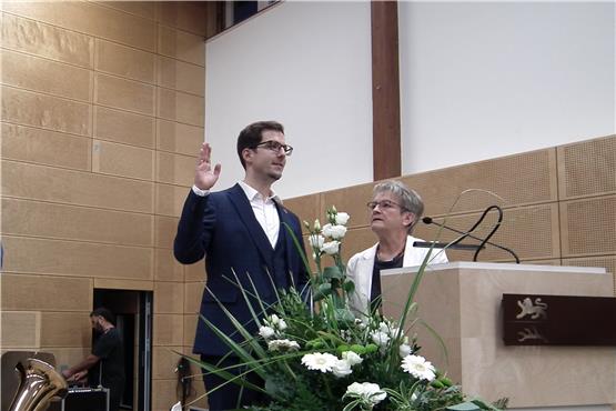 Stellvertreterin Margarete Mende vereidigte Florian King als neuen Bürgermeister von Bodelshausen. Bild: Monica Brana
