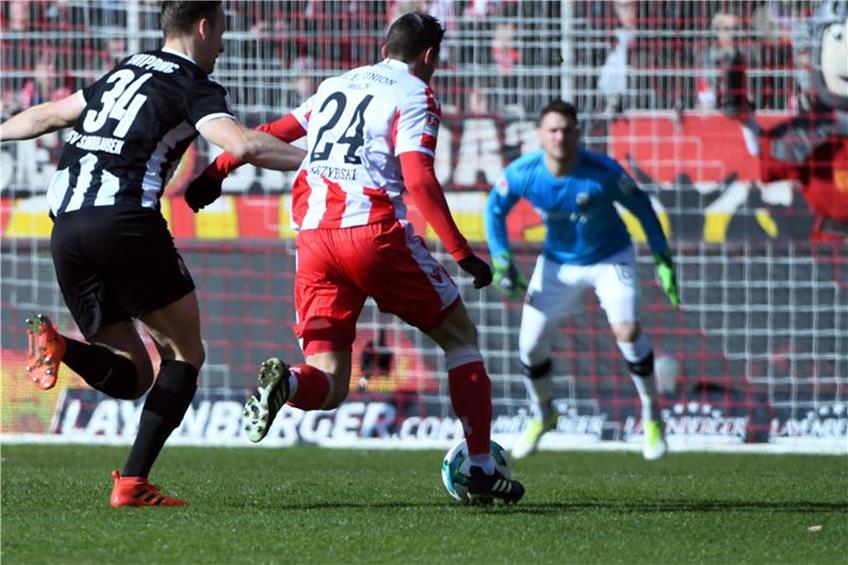 Steven Skrzybski (M) von Union Berlin erzielt das 1:0 gegen den SV Sandhausen. Foto: Maurizio Gambarini dpa