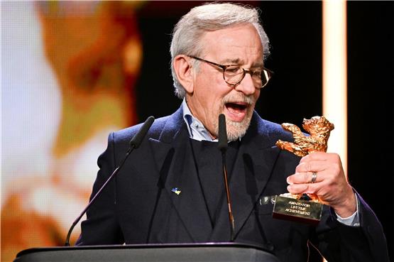 Steven Spielberg mit dem Goldenen Ehrenbären der Berlinale. Foto Jens Kalaene dpa 
