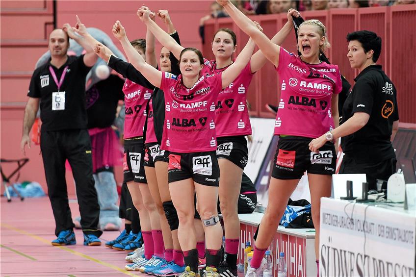 Sticht ins Auge: die Metzinger Handballerinnen tragen Pink. Archiv: Ulmer