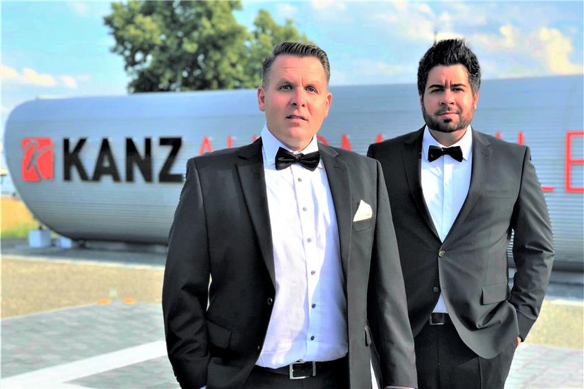 Stilsicher: Sven (links) und Michael Kanz verkaufen Autos an Prominente. Und sind inzwischen selber welche. Bild: Kanz