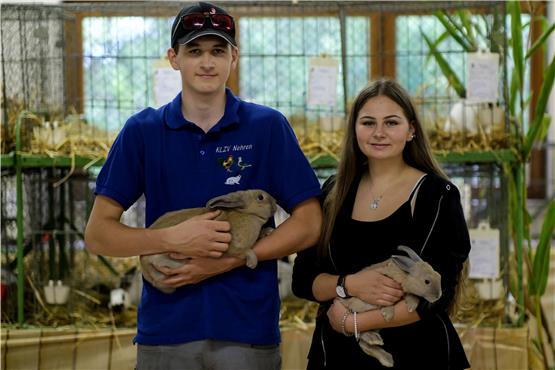 Stolz auf ihre Separator-Kaninchen: Carsten und Sabrina Schaible vom Kleintierzuchtverein Nehren. Bild: Uli Rippmann
