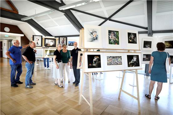 Stolz auf ihre Werke: Die Fotofreunde Ofterdingen haben sich am Sonntag der Öffentlichkeit präsentiert.Bild: Anne Faden
