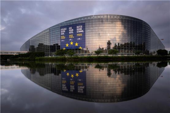 Straßburg: Ein riesiges Plakat, das die Europawahlen ankündigt, hängt an der Fassade des Gebäudes des Europäischen Parlaments. Foto: Sebastien Bozon/afp/dpa