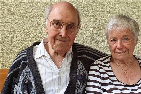 Streit gab es in den 65 Ehejahren nicht, konstruktiven Austausch hingegen schon: Gertrud und Adolf Rieker erinnern sich gerne an die gemeinsamen Jahrzehnte.Bild: Amancay Kappeller