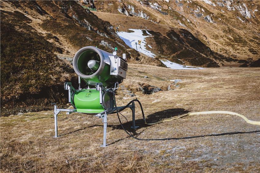 Stromschlucker in den Alpen: Bisher war Kunstschnee aus der Kanone bezahlbar. Foto: Eibner